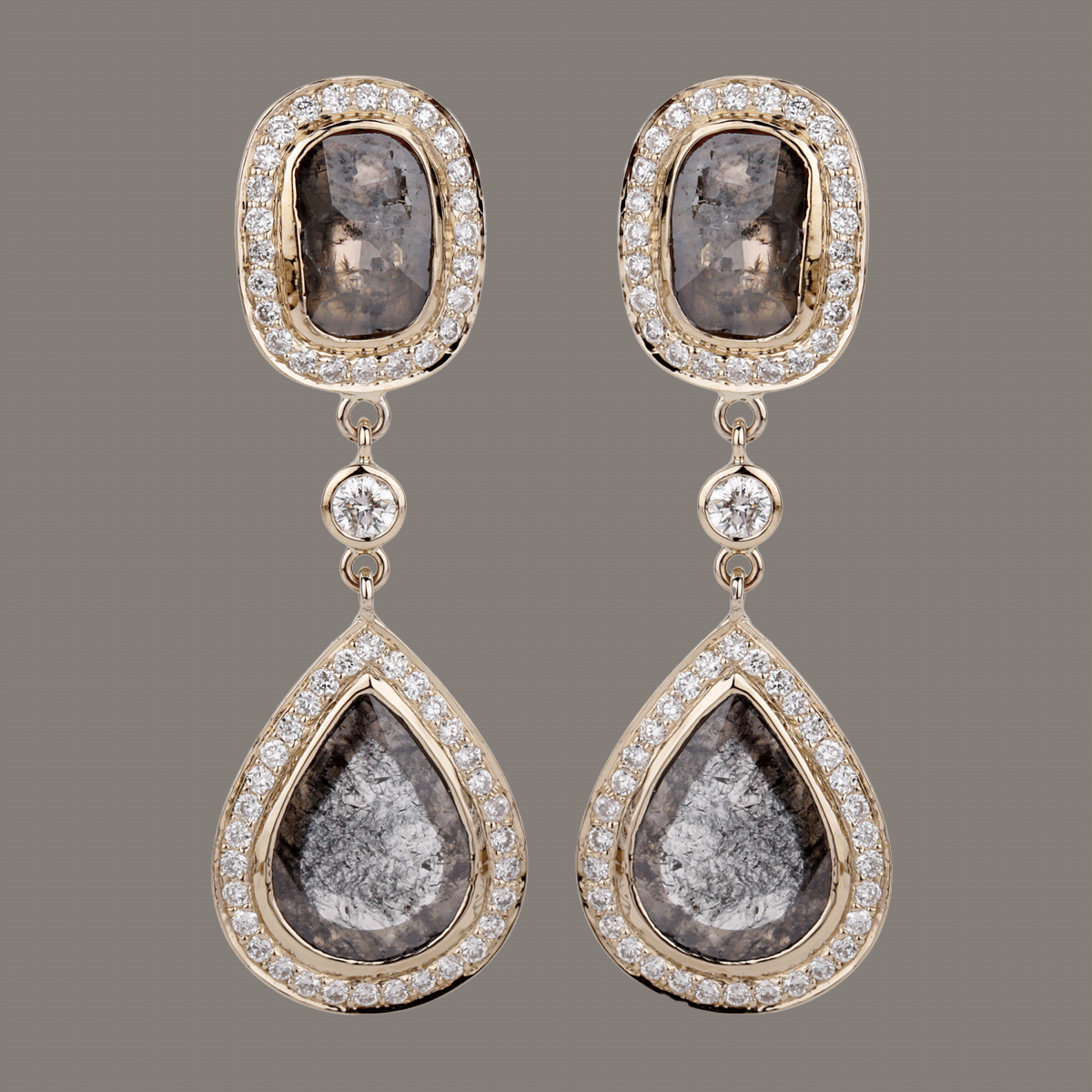 Earrings made of 750 yellow gold with a diamond disc