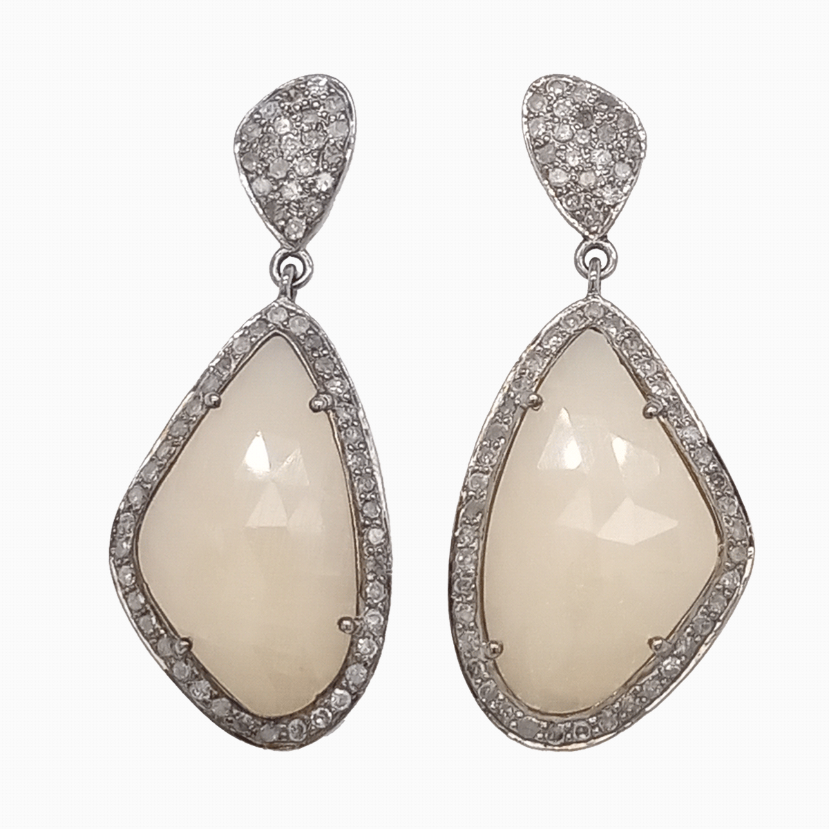 Ohrringe aus Silber und Diamanten