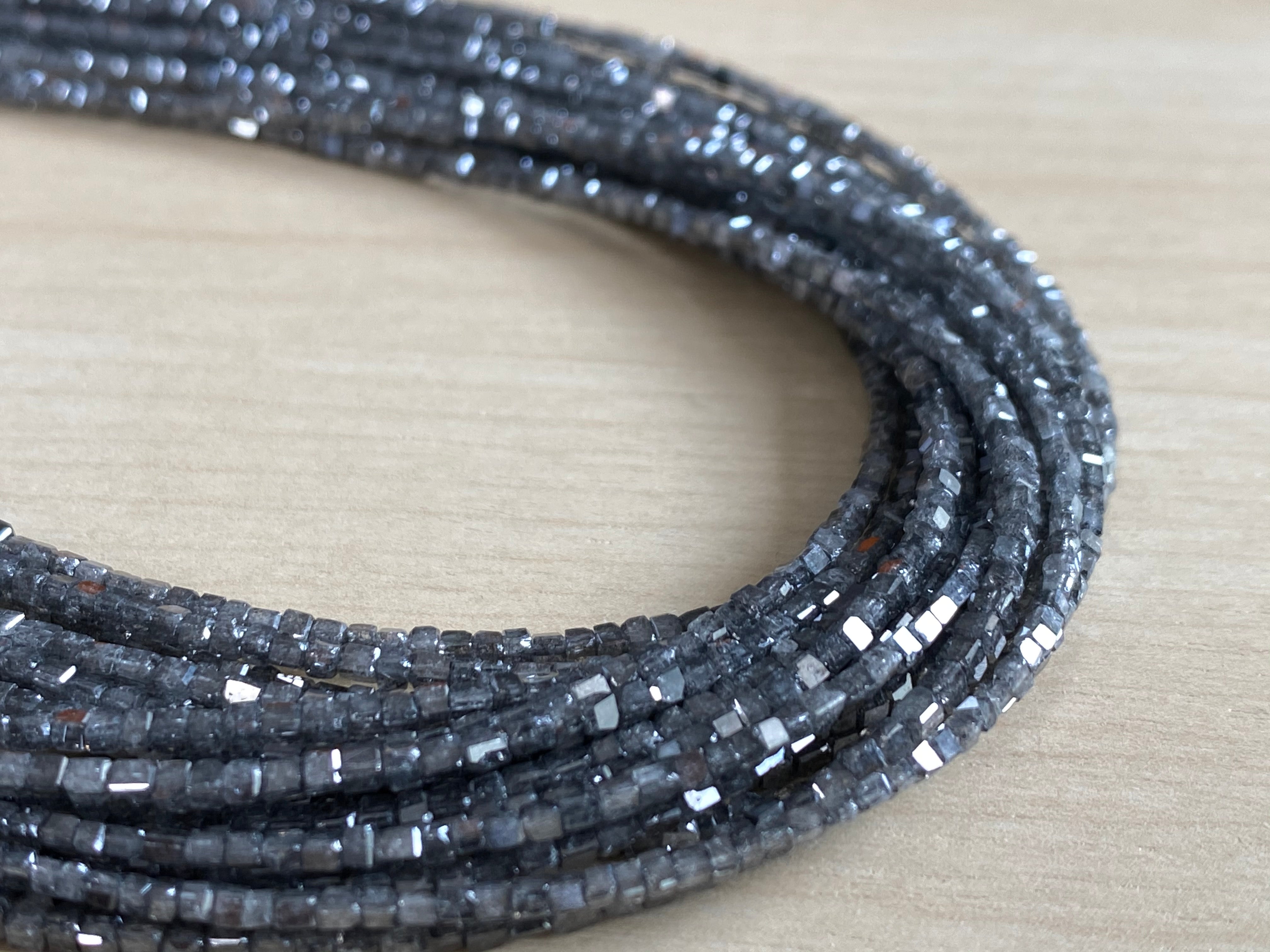 DIAMOND STRANDS CUBE WITH 0.50MM HOLE